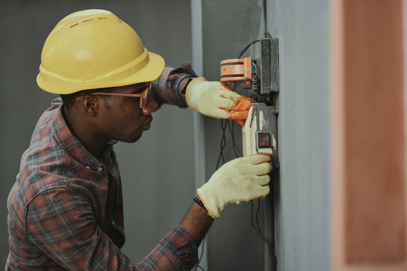 Handwerker beim Verputzen und Streichen einer Innenwand